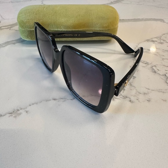 Gucci Glossy Black Oversized Sunglasses - Picture 2 of 3
